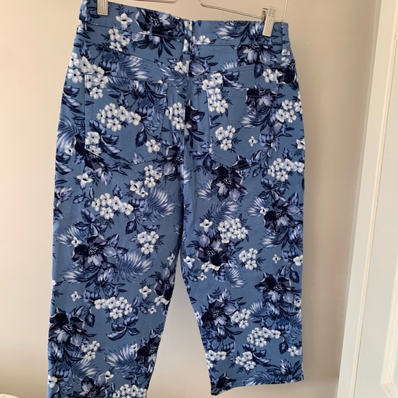 174.) CLEAR OUT Gloria Vanderbilt / Blue Floral  / Denim / Capris - Picture 5 of 8